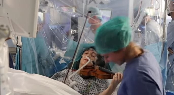 Agyműtéte alatt végig hegedült a brit művész (videó)