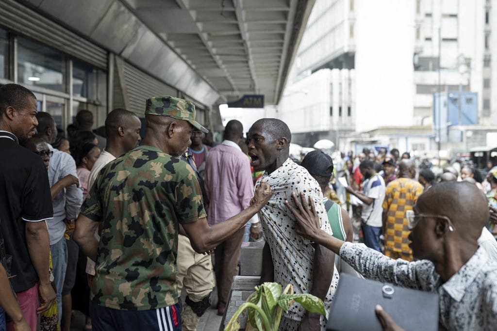 Hol vannak az új bankjegyek? A választás előtt fulladt káoszba a pénzreform Nigériában