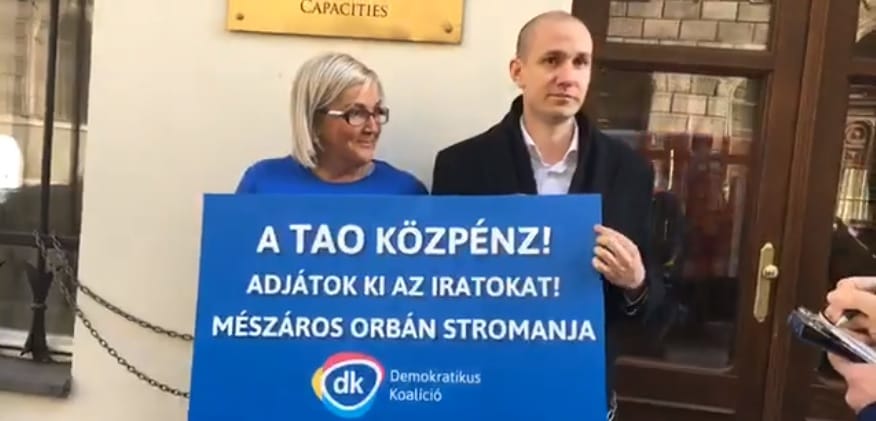 Az Emmihez láncolták magukat DK-sok a tao-pénzek miatt