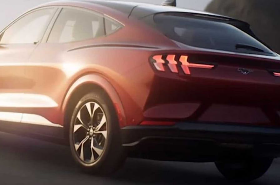 Idő előtt: íme az új Ford Mustang, ami nemcsak elektromos, hanem divatterepjárós is