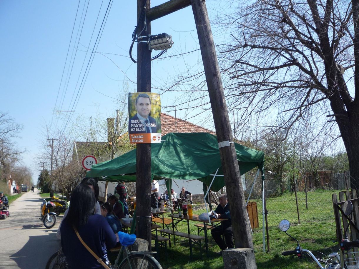 Apátfalva: Soros pénzéből építették az utat, de csak a Fidesz, mert jönnének az erőszakolós migránsok