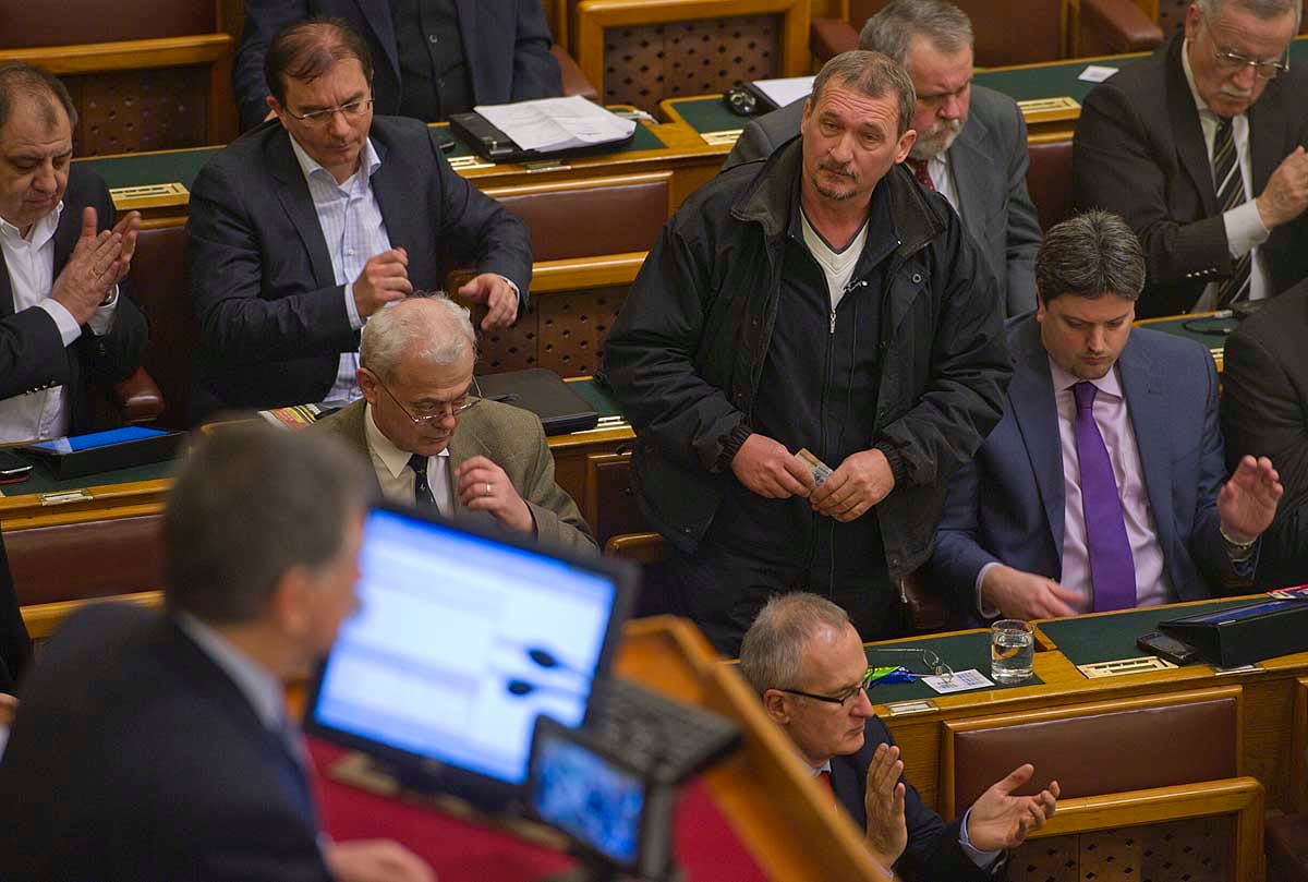 Az MSZP Orbánt kérdezné, hogy meg lehet-e élni 47 ezerből