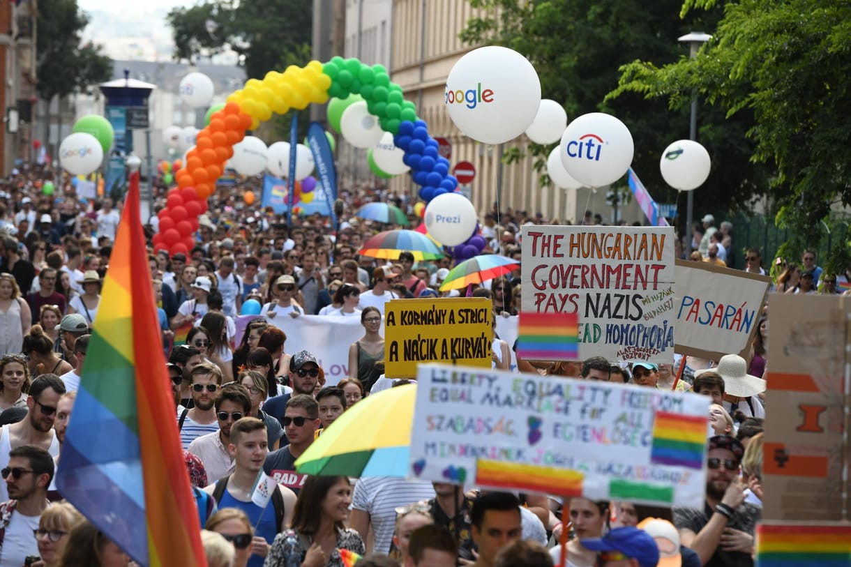 Leköptek és megrugdostak egy férfit a Budapest Pride után