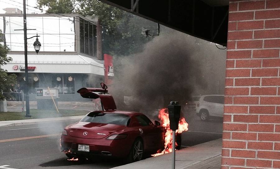 Molotov-koktélt dobtak egy Mercedes SLS AMG-re