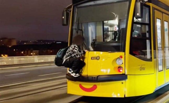 Életveszélyesen utazott egy potyautas az 1-es villamoson – videó
