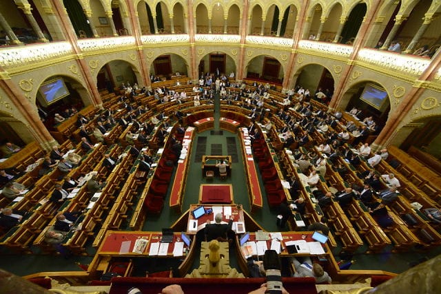 Lemerült akkumulátorokkal búcsúzik a parlament - percről percre