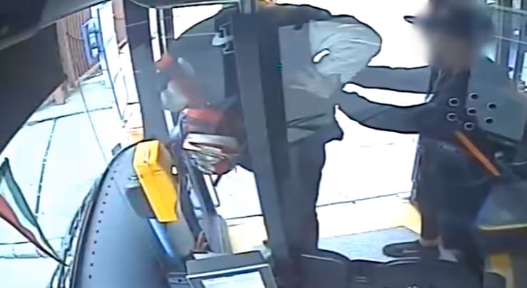 Pofátlan telefonlopást vett fel egy budapesti busz kamerája, keresik a tolvajt – videó