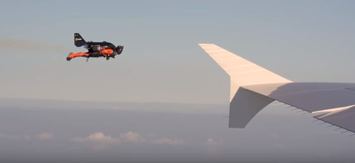 Jetpackkel repkedett valaki egy kilométeres magasságban Los Angelesben, utasszállítókról is látták