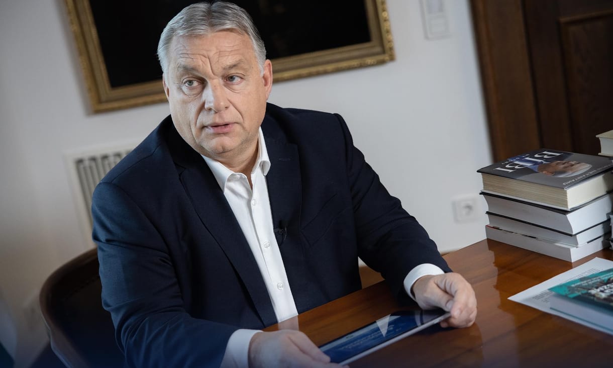 Orbán előbb megszavazta a szankciókat, majd kitöltötte a nemzeti konzultációt, hogy elítélje azokat