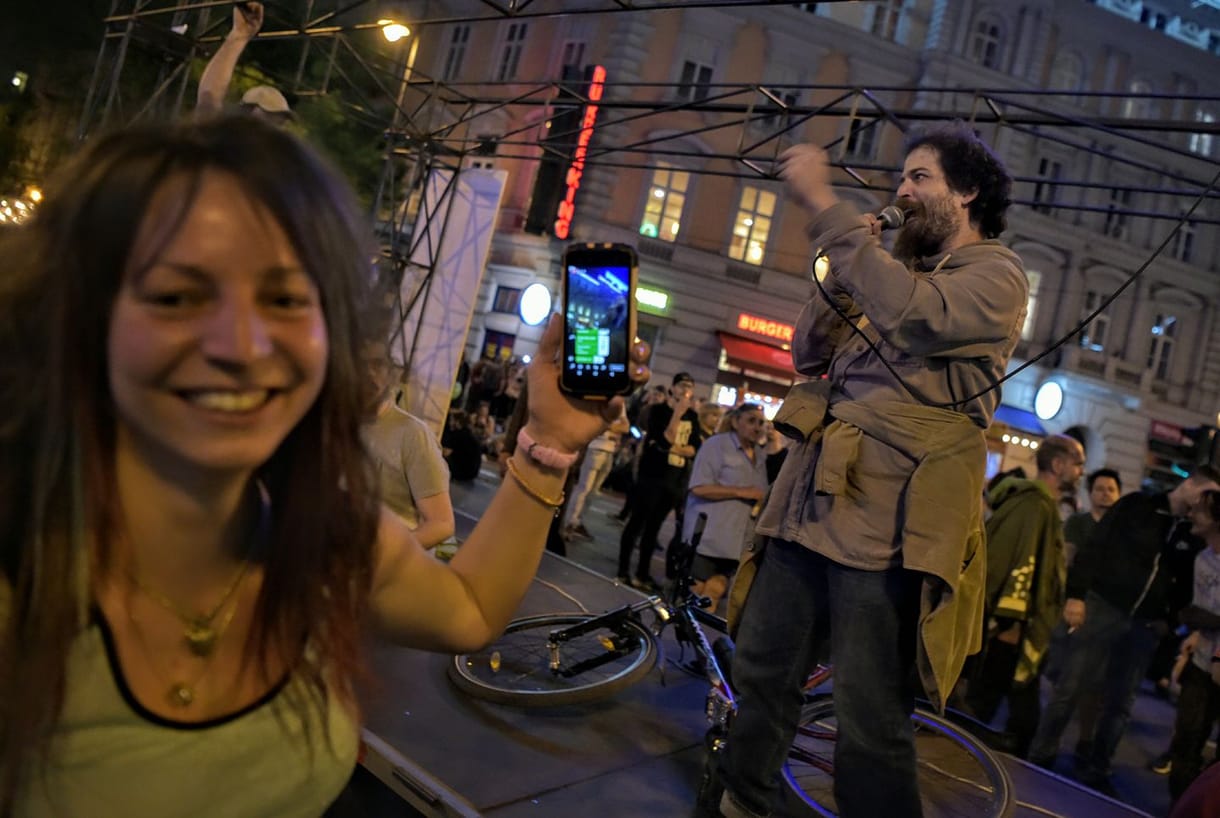 Az éjjel még nem ért véget - pár száz fős kemény mag az Oktogonnál tüntet