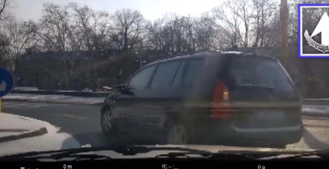 Ezért a manőverért simán megbukott volna egy forgalmi vizsgán a győri autós – videó