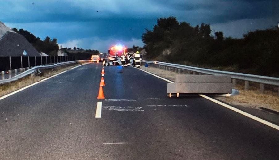 Utánfutóról leesett kanapé miatt ütközött két autó a 8-as úton