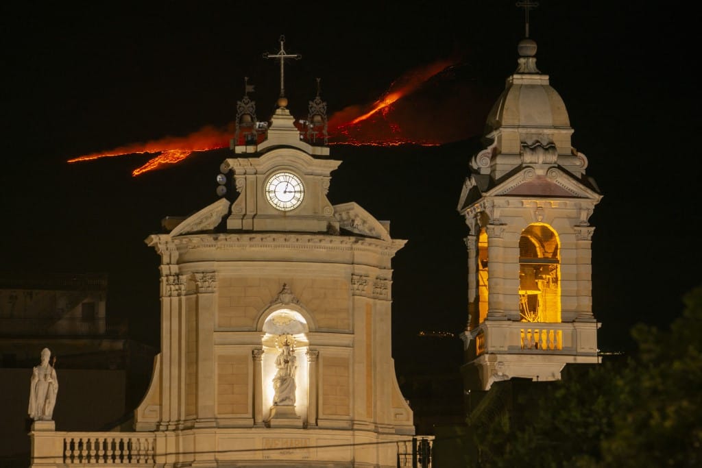 Az éjjel újra kitört az Etna, és hamuval borította be Szicíliát – videó