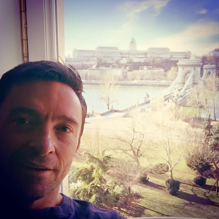 Fotó: Budapesti hotelből szelfizik Hugh Jackman