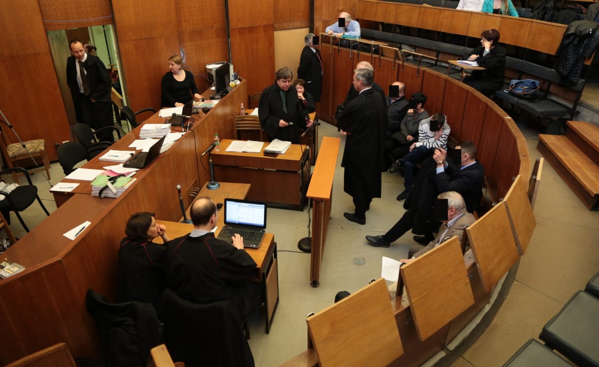 Nyomkövetővel a lábán érkezett Oszterrel közös perére a Habonyt is védő ügyvéd