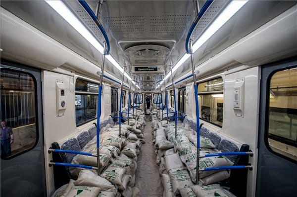 Zsákokkal tesztelik a 3-as metró orosz metrókocsijait - fotók