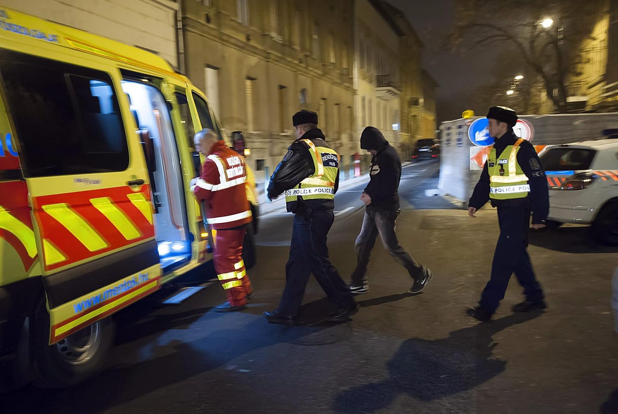 Fotó: rabszíjon vezetik a lenyomott trafikrablót