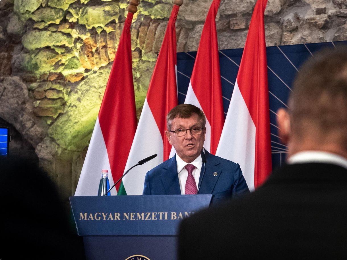 Úgy tűnik, nem Matolcsy akart annyit keresni, mint 12 átlag magyar, a kormány erőltette rá