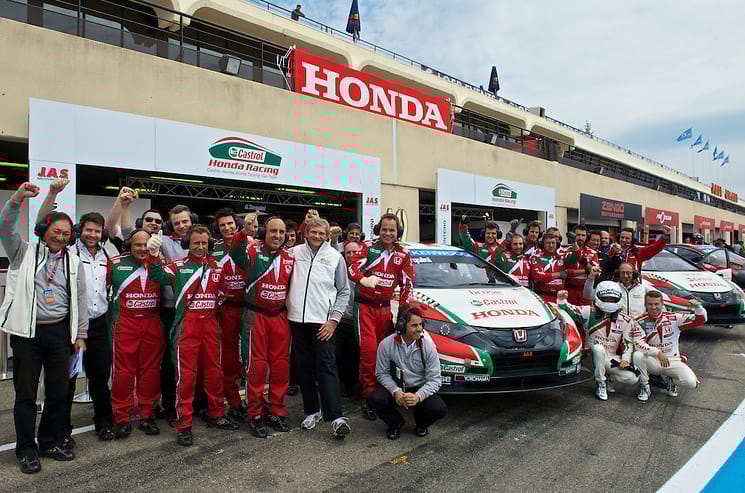 Megünnepelte a Honda Tarquini romokból feltámasztott kocsiját