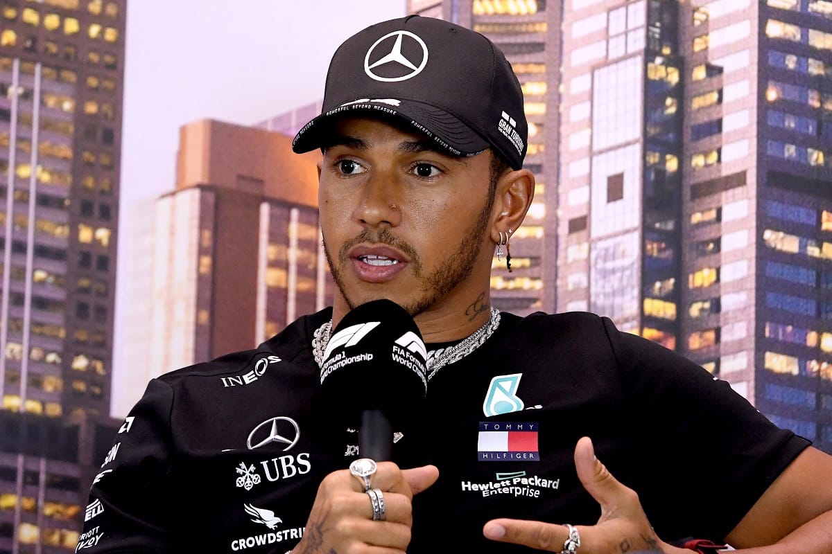 Lewis Hamilton megdöbbent azon, hogy nem fújták le az Ausztrál Nagydíjat