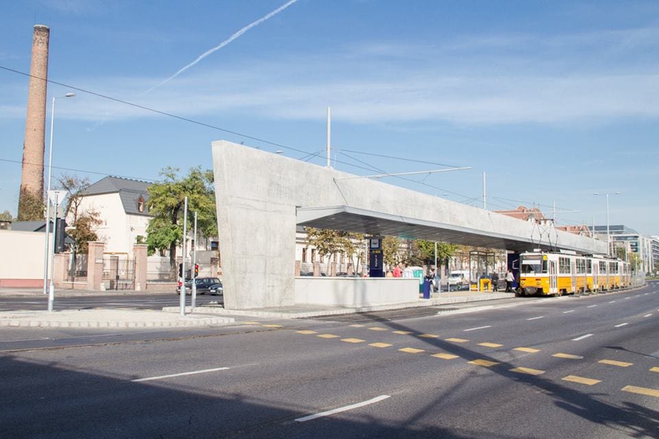 Fotók: A Népligetnél is elkészült a villamosmegálló betontömbje