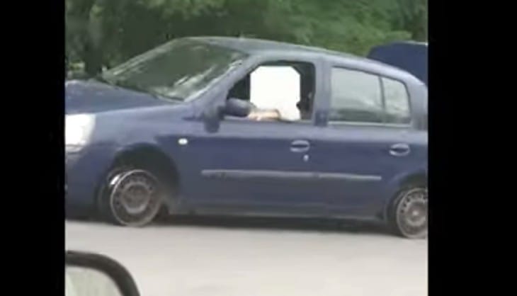 Pócsmegyeren tűnt fel a legújabb magyar autós szürrealizmus – videó