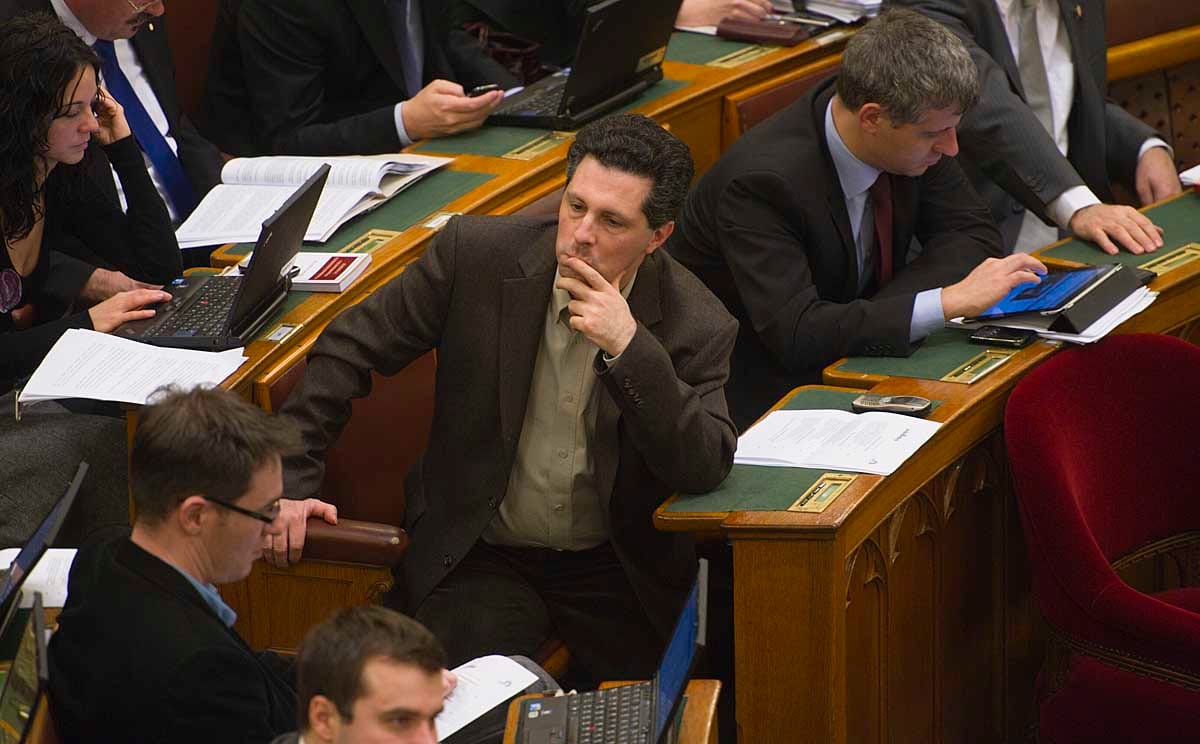 Schiffer: Orbán Viktor veszélyezteti az ország szuverenitását