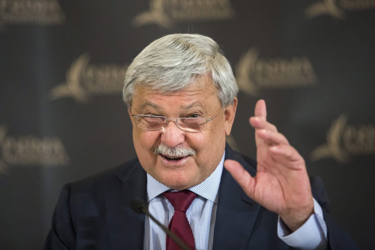 Csányi Sándor a FIFA alelnöke, korrupt sportvezetőt vált