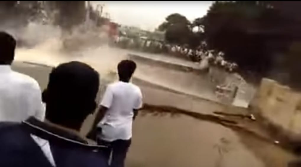 Kiabáló tömeg előtt omlott össze egy indiai híd - videó