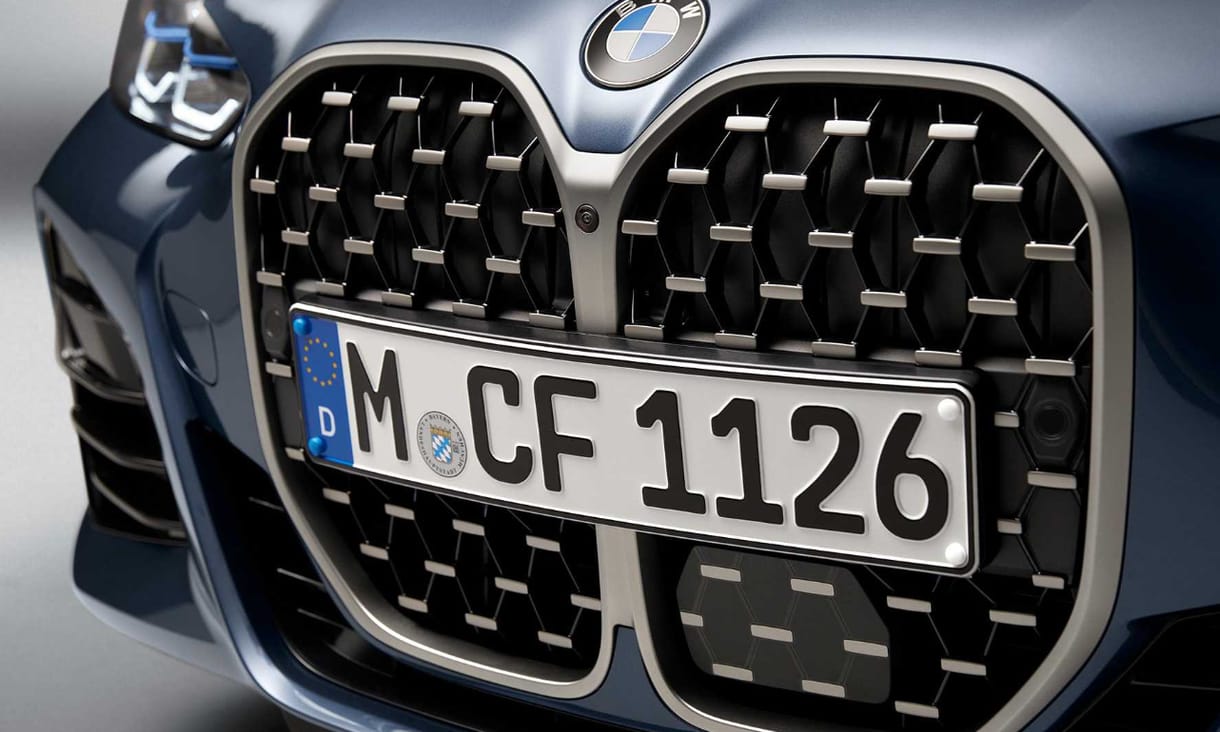 Hatalmas hűtőrács és mögötte egy gyönyörű kupé: itt az új 4-es BMW