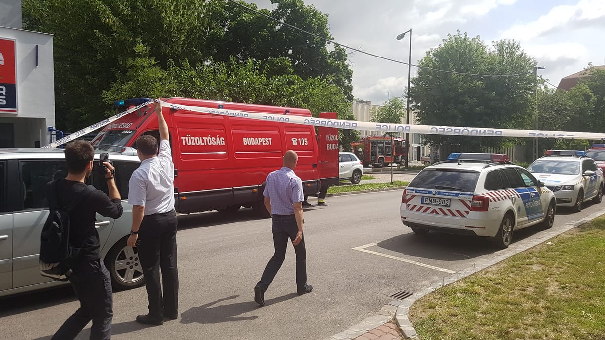 Nagy területet kiürített a rendőrség az angyalföldi tűz miatt - videó