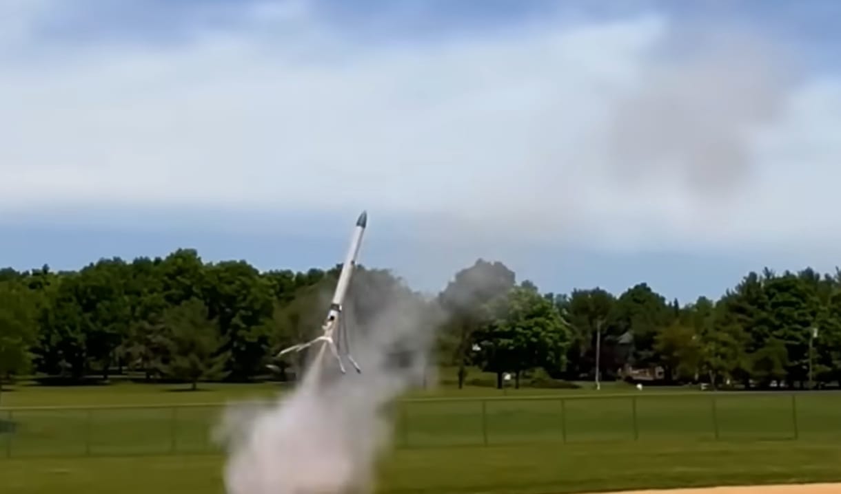 Milyen SpaceX? Landolni képes rakétát épített egy középiskolás diák – videó