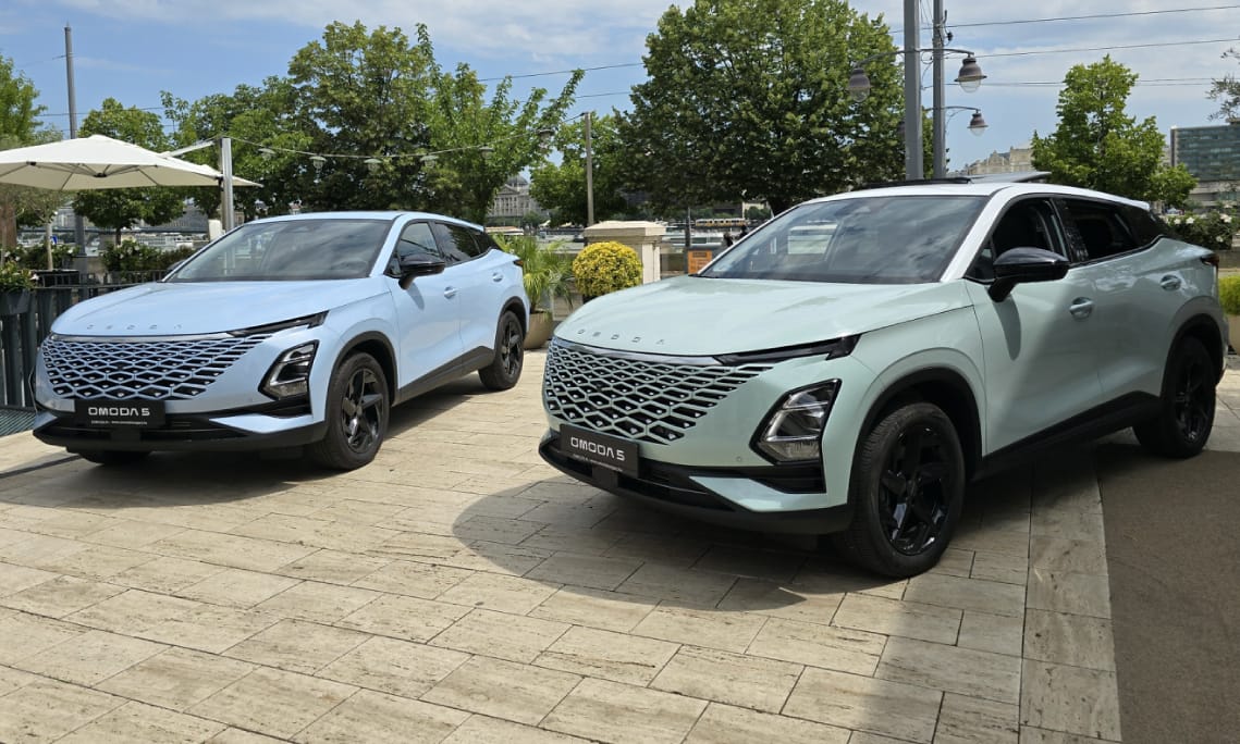 Villany- helyett turbós benzinmotorral debütált Budapesten a legújabb kínai autómárka