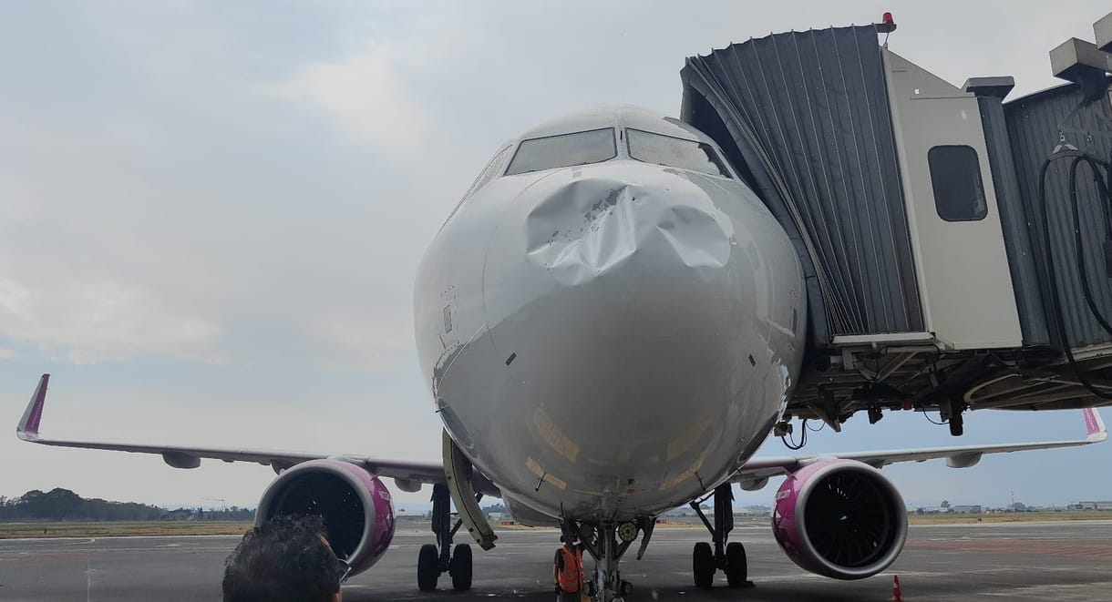 Olyan jégeső volt Szicíliában, hogy beverte egy Wizz Air-gép orrát – fotók