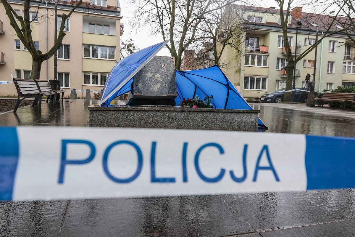 Ez már-már rendszerváltás: egy pap szobrát döntötték le a lengyelek