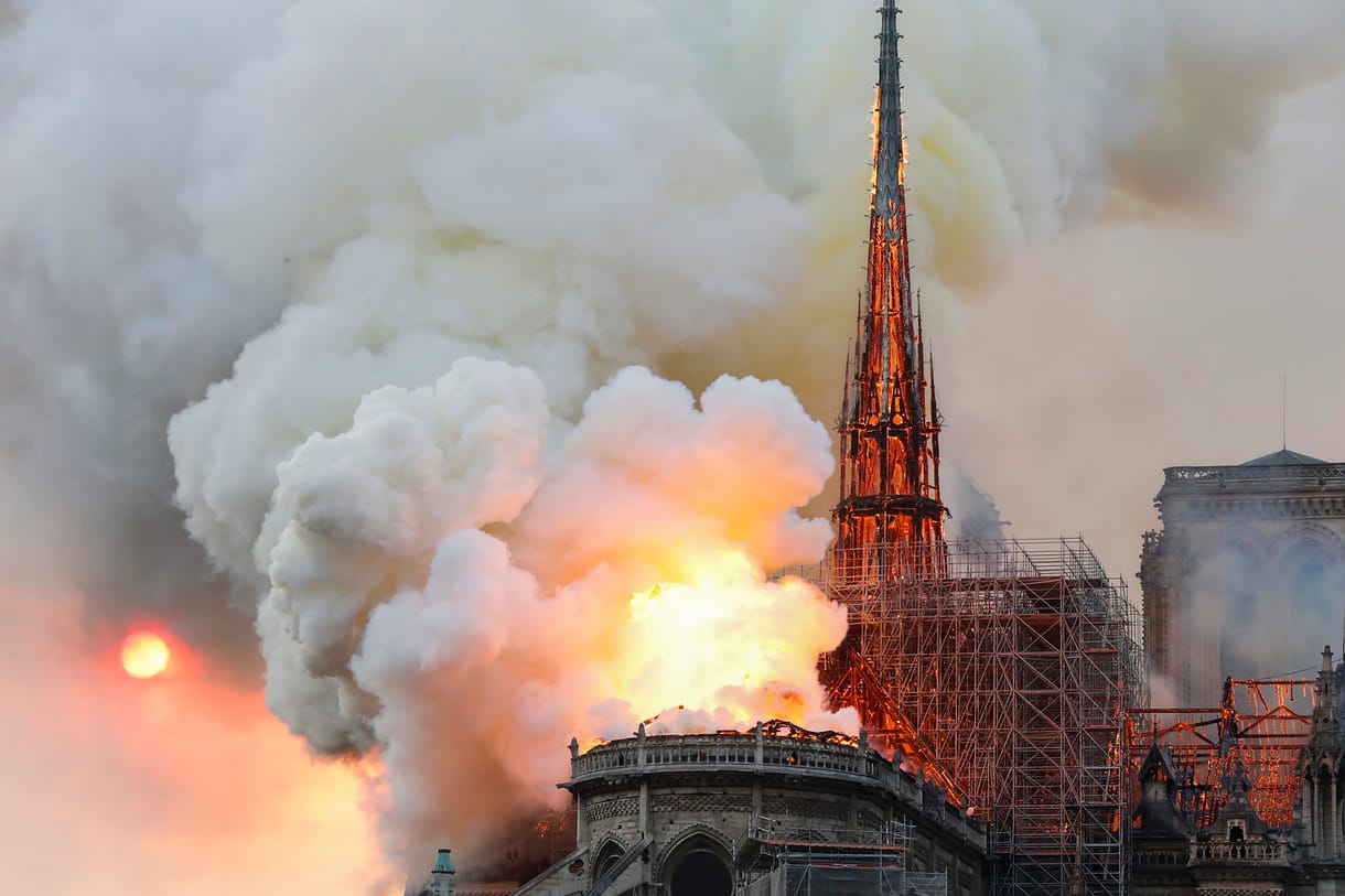 Hajmeresztő álhírek terjednek a leégett Notre-Dame-ról, egyik durvább, mint a másik