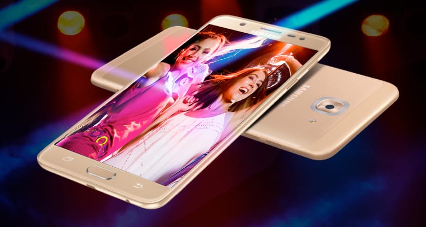 Két új Samsung-telefon is landolt, bennük a világ első közösségi kamerái
