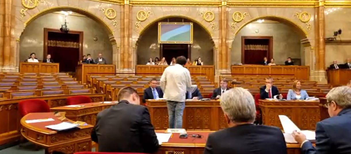 Orbán helyett Dömötör Csaba kapta a katatörvény ellen tüntetők petícióját