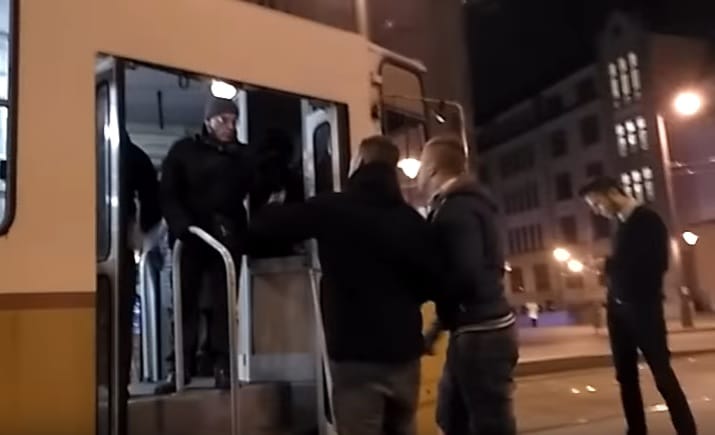 Ujját törhette az utas, akit két balhézó fiatal rugdosott meg a 17-es villamoson