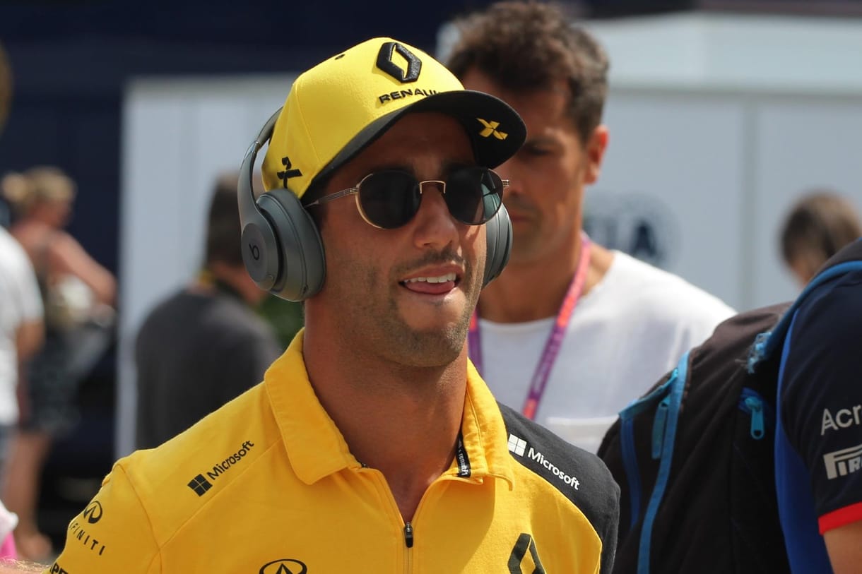 Sainz a Ferrarinál, Ricciardo a McLarennél folytatja