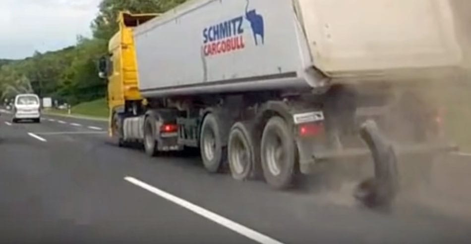 Videón, ahogy szétrobban egy kamion kereke az M3-ason