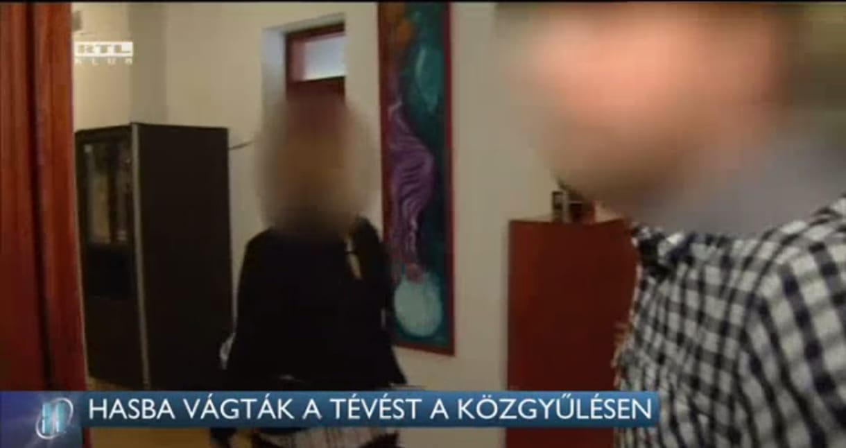 RTL: Rögzítették, ahogy megütötték a tévést a közgyűlésen