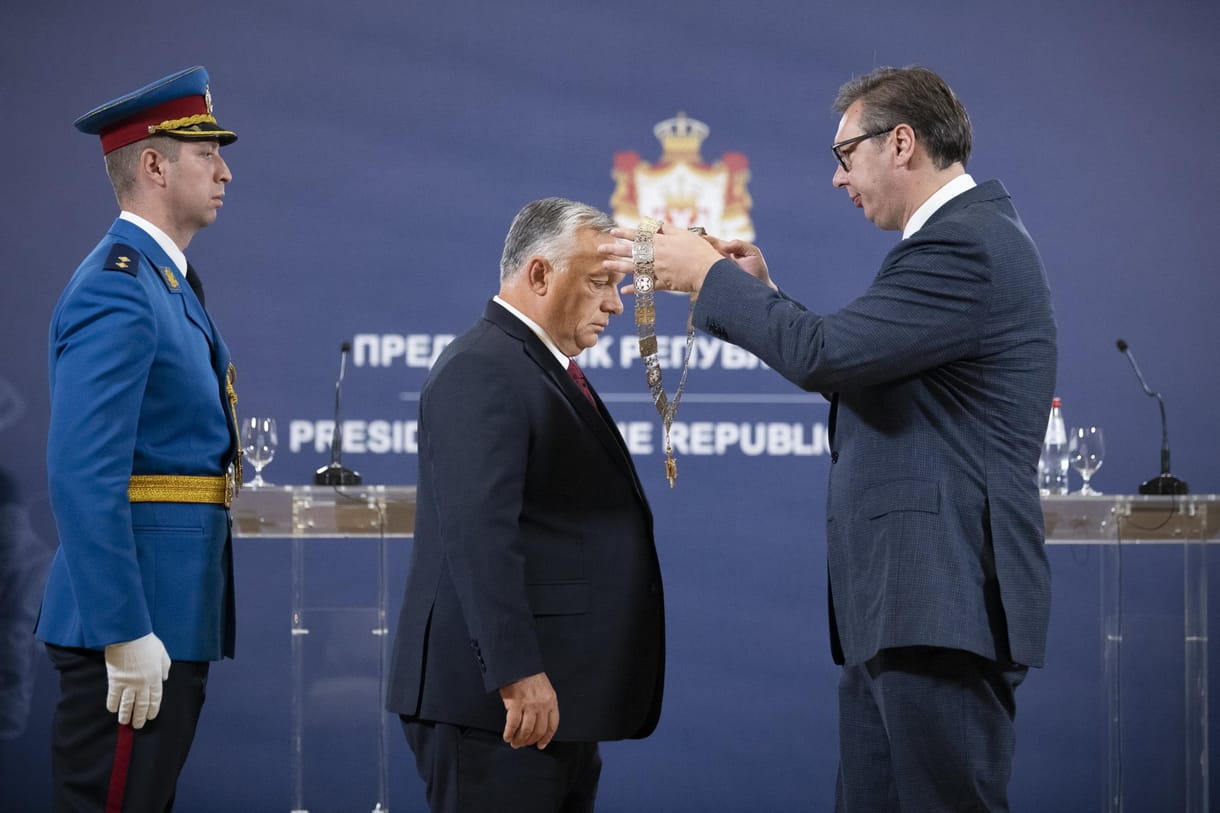 Orbán azt a szerb állami kitüntetést kapta meg, amit előtte már Putyin elnök és Kirill pátriárka is