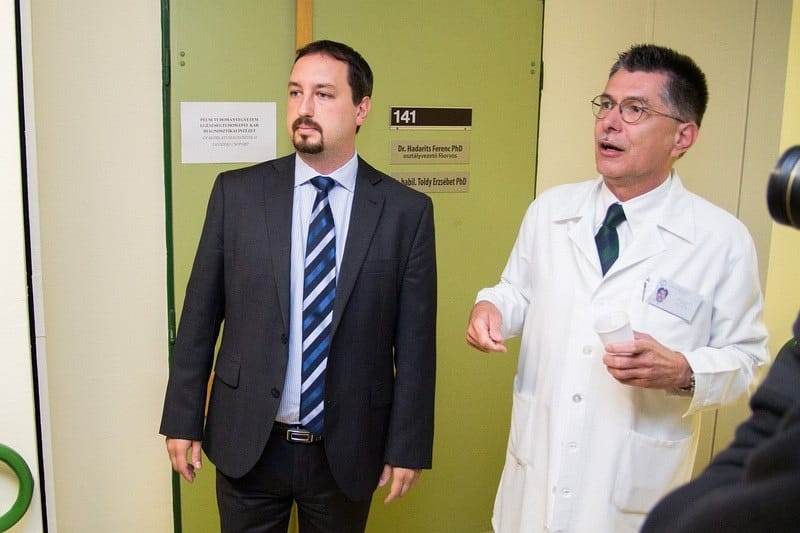 Két csík: egy előre bejelentett nyilvános vizelés krónikája