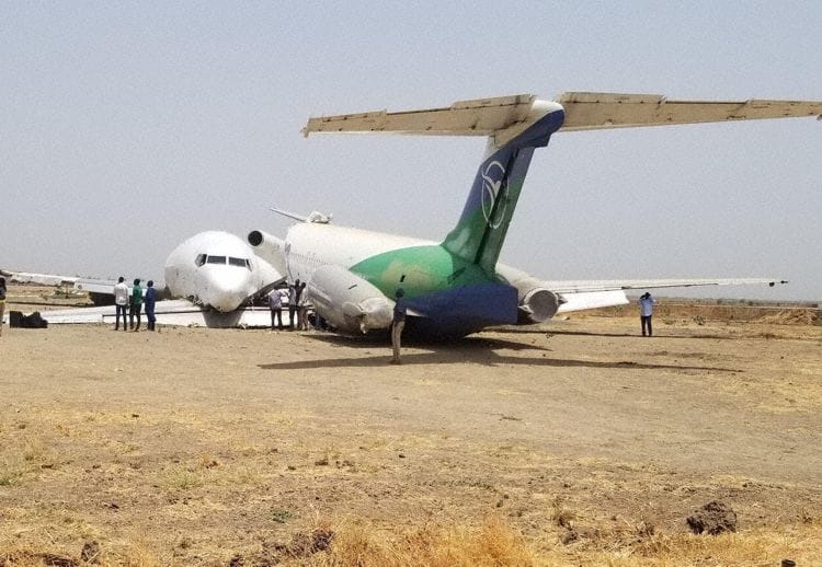 Leszállás után pár pillanattal kettétört egy Boeing repülőgép