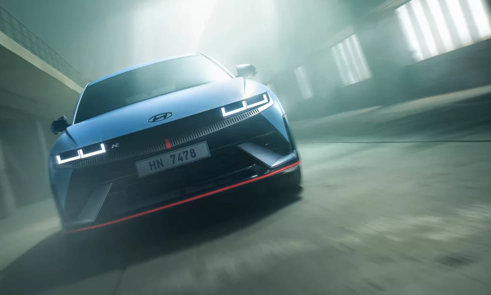 Sportkocsikat aláz versenypályán a Hyundai 650 lóerős családi villanyautója – videó