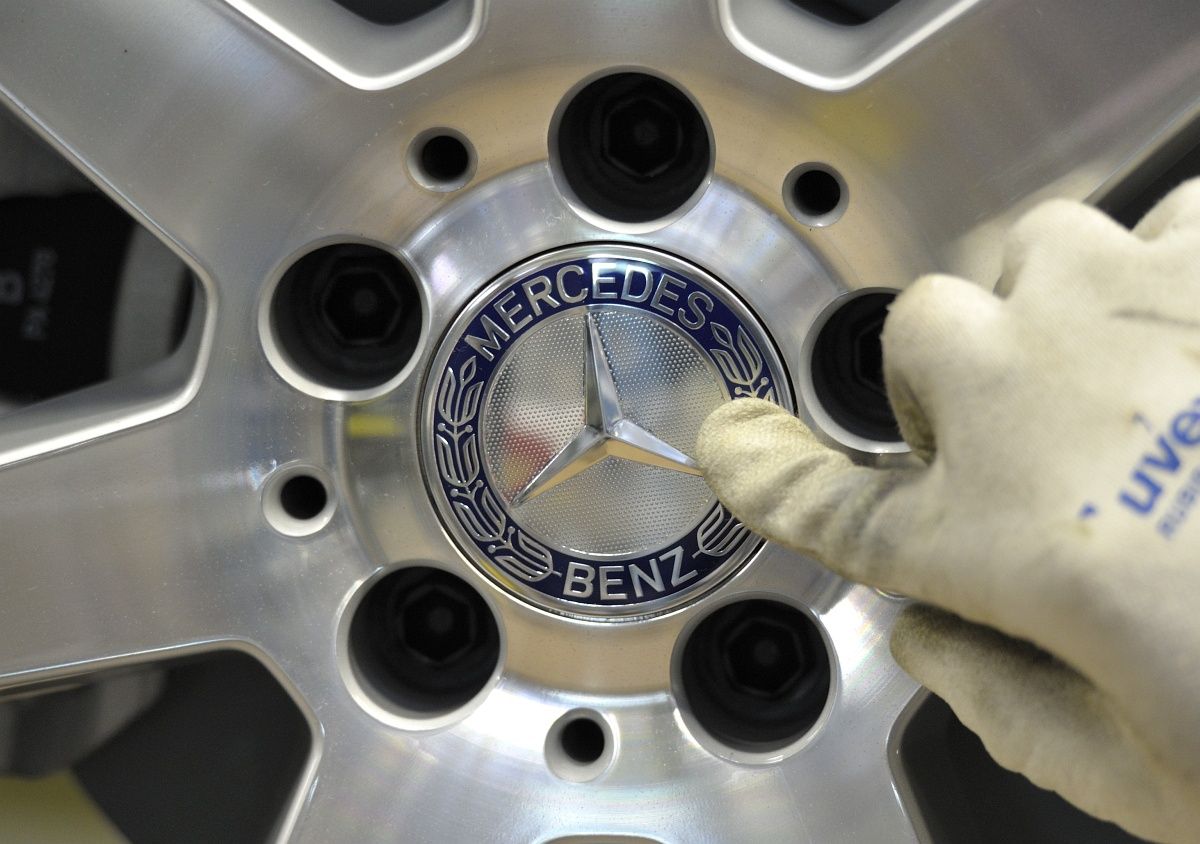 Több mint 15 ezer embert küldhet el a Daimler