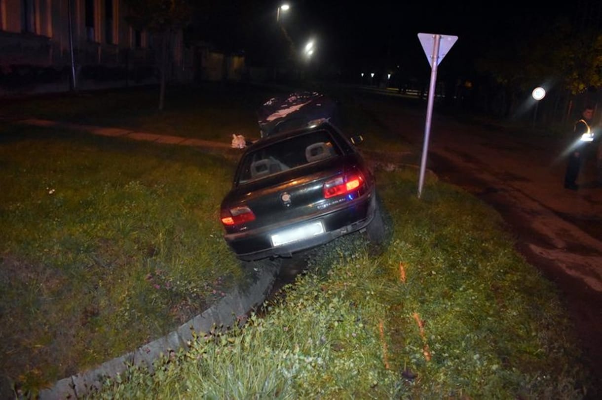 Részegen, jogsi nélkül vezetett, senki sem volt bekötve: megsérültek a gyerekek