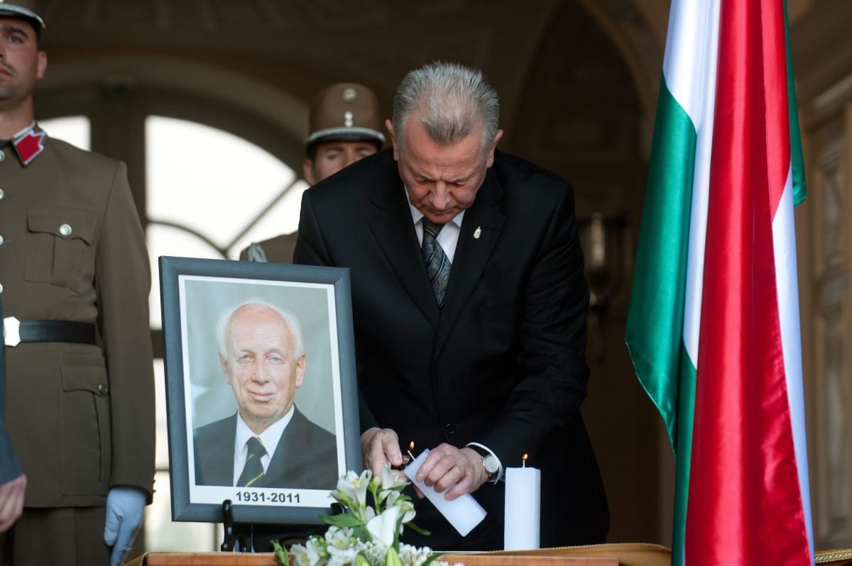 Mádl Ferenc temetése módosítja a parlamenti munkát