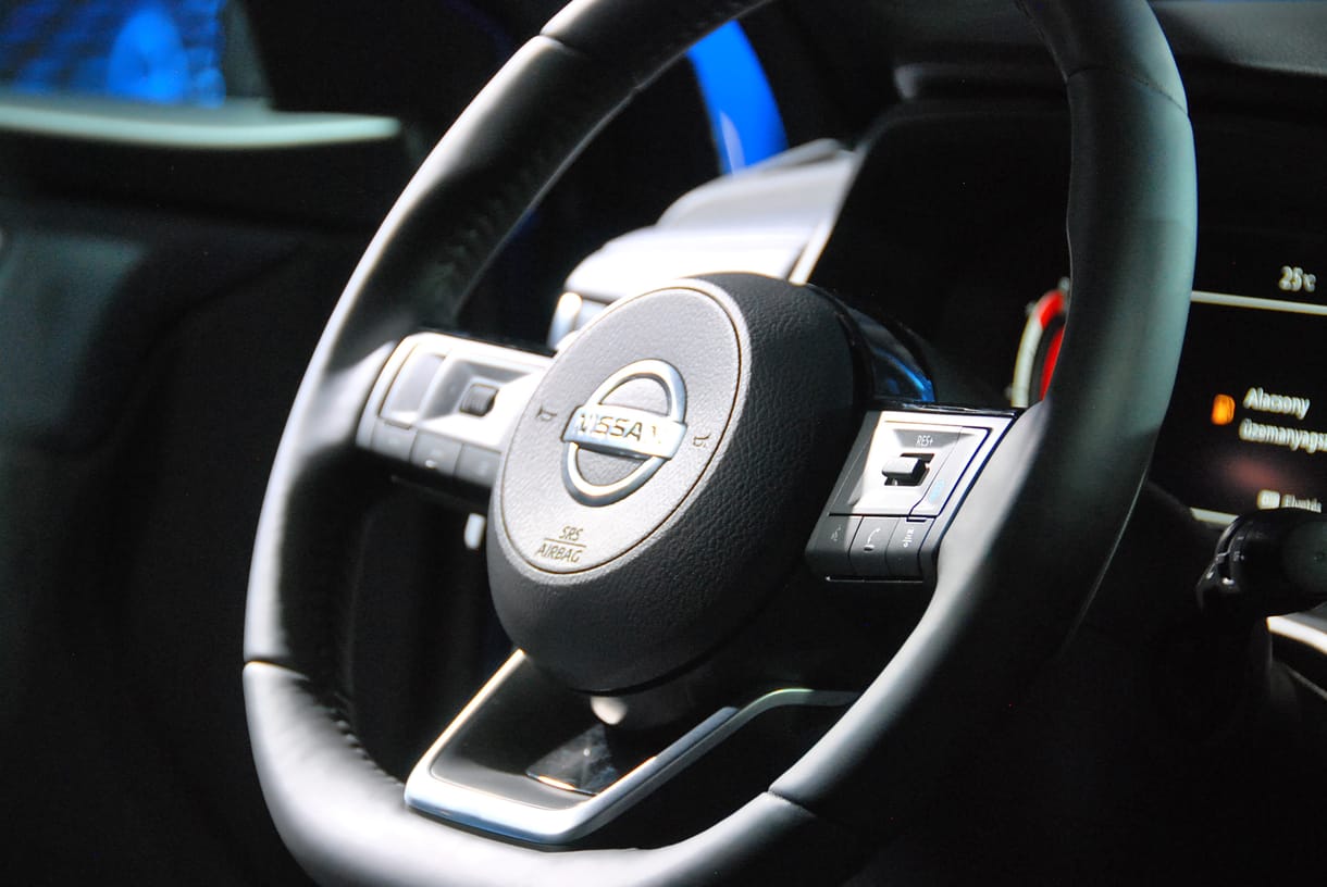 Lerepülhet a Nissanokban a kormányon lévő embléma, visszahívnak félmillió autót